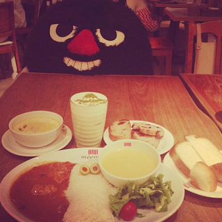 Illustration for article titled This Restaurant in Japan Gives Solo Diners Stuffed Animals for Company